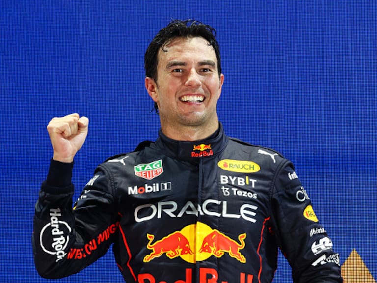 Checo Pérez, celebrando su triunfo en Singapur