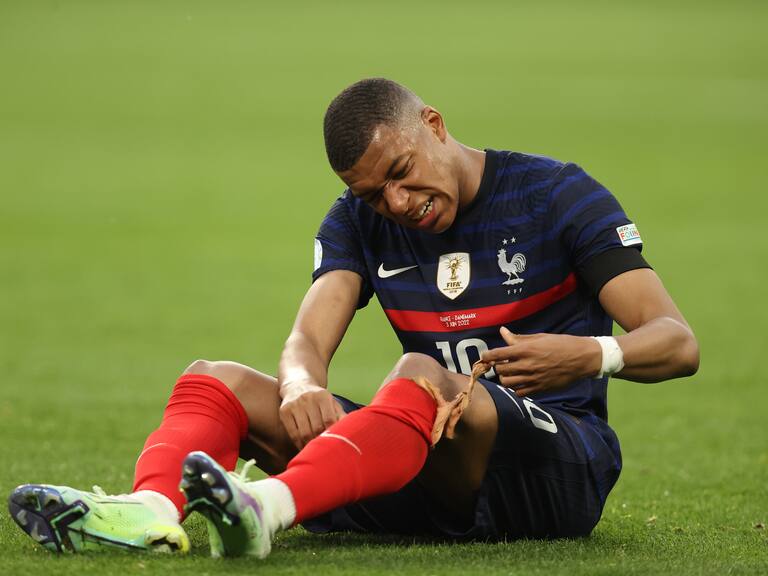 Mbappé salió lesionado del campo del juego durante el choque entre Francia y Dinamarca