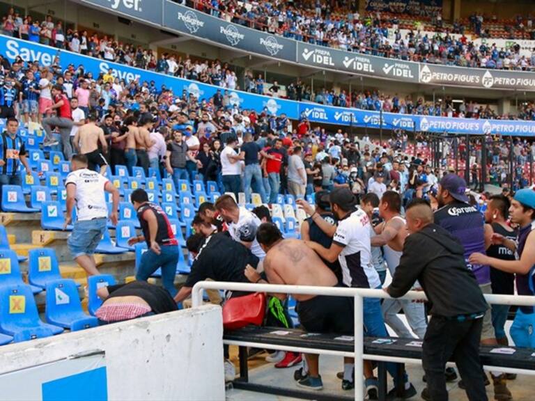 la guerra entre aficionados de Querétaro y Atlas. Foto: getty