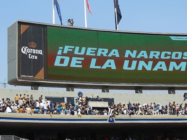 Momento del mensaje &quot;Fuera Narcos de la UNAM&quot; en el Estadio de CU. Foto: Twitter