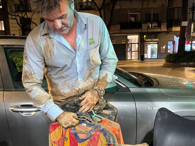 José Ponce arriesga su vida para salvar su colección de camisetas del Valencia CF