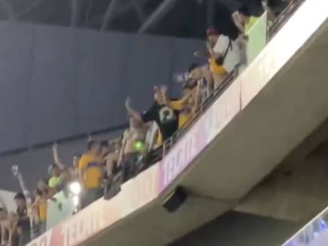 Reaparece un láser en el Clásico Regio; la afición de Tigres apuntaba con él en el BBVA