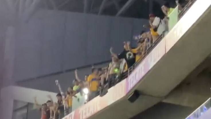 Reaparece un láser en el Clásico Regio; la afición de Tigres apuntaba con él en el BBVA