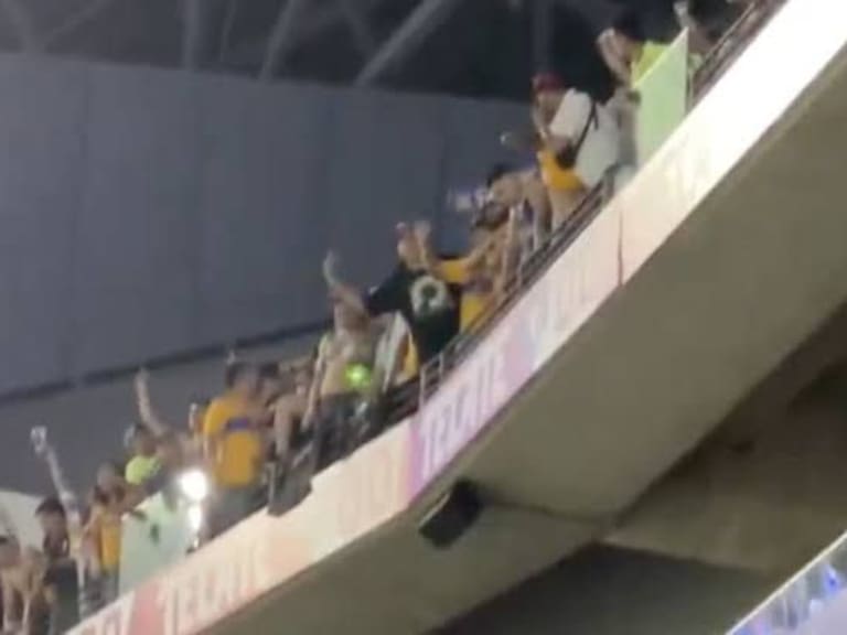 Reaparece un láser en el Clásico Regio; la afición de Tigres apuntaba en el BBVA