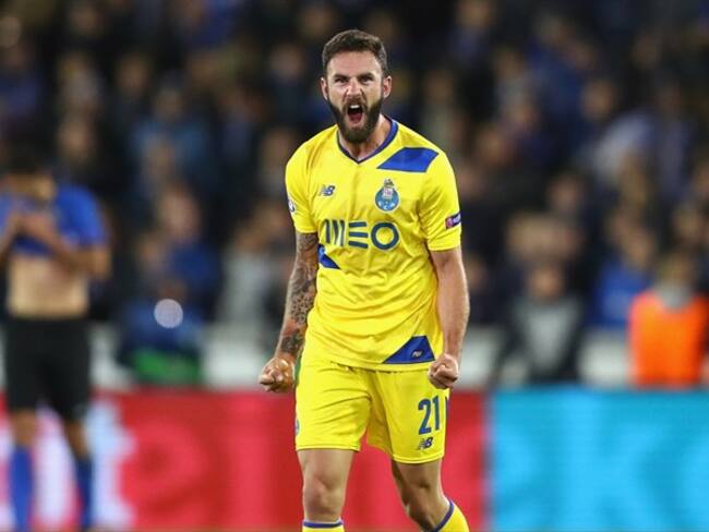 América y Cruz Azul pelean por Layún