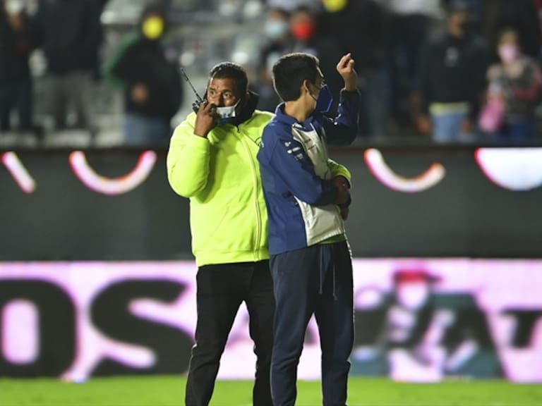 Aficionado invadiendo la cancha . Foto: Mexsport