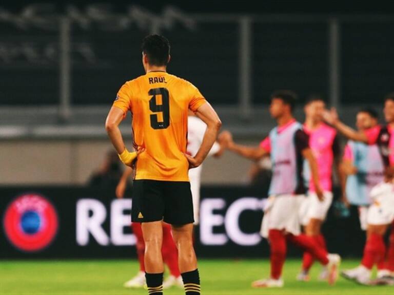 Raúl Jiménez se lamenta. Foto: Getty Images
