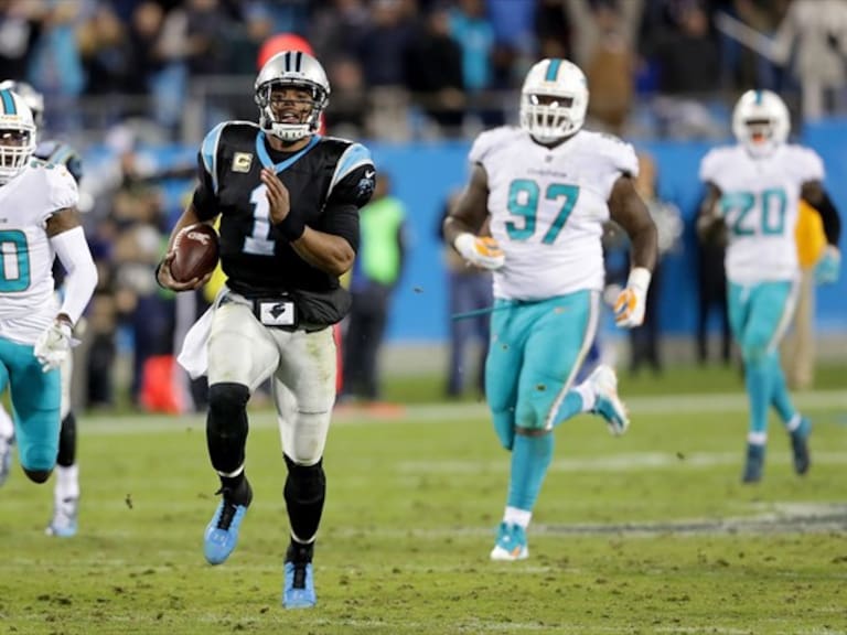 Cam Newton corrió más de 30 yardas para tratar de hacer un toucdown. Foto: