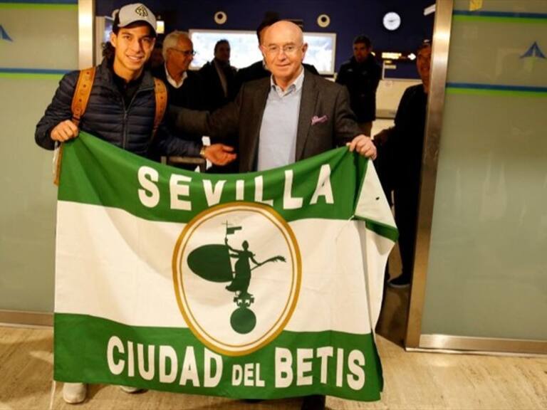 Diego Lainez al momento de llegar a Sevilla . Foto: Roberto Antolín para W Deportes