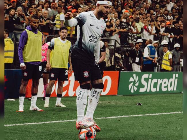 En Brasil prohíben a los jugadores pararse encima del balón