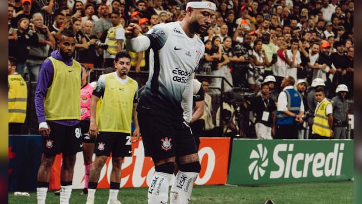 En Brasil prohíben a los jugadores pararse encima del balón