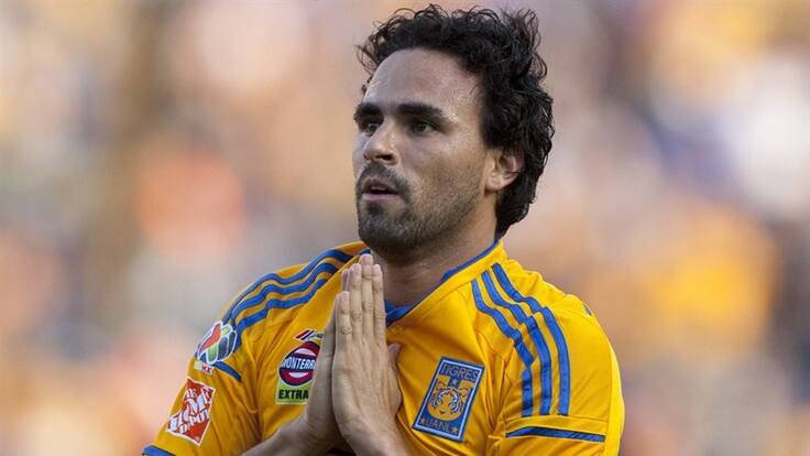 Enrique Esqueda pisa el escudo de Tigres