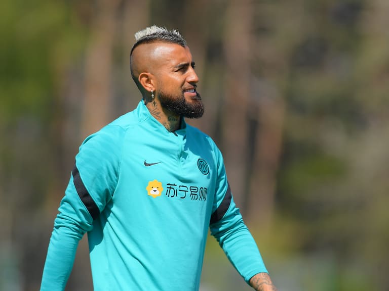 COMO, ITALY - APRIL 14: Arturo Vidal of FC Internazionale looks on during the FC Internazionale training session at the club&#039;s training ground Suning Training Center at Appiano Gentile on April 14, 2022 in Como, Italy. (Photo by Mattia Pistoia - Inter/Inter via Getty Images)