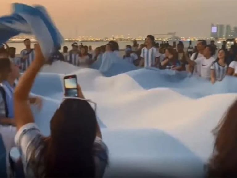 Afición argentina ya hace ruido en Qatar con espectacular banderazo
