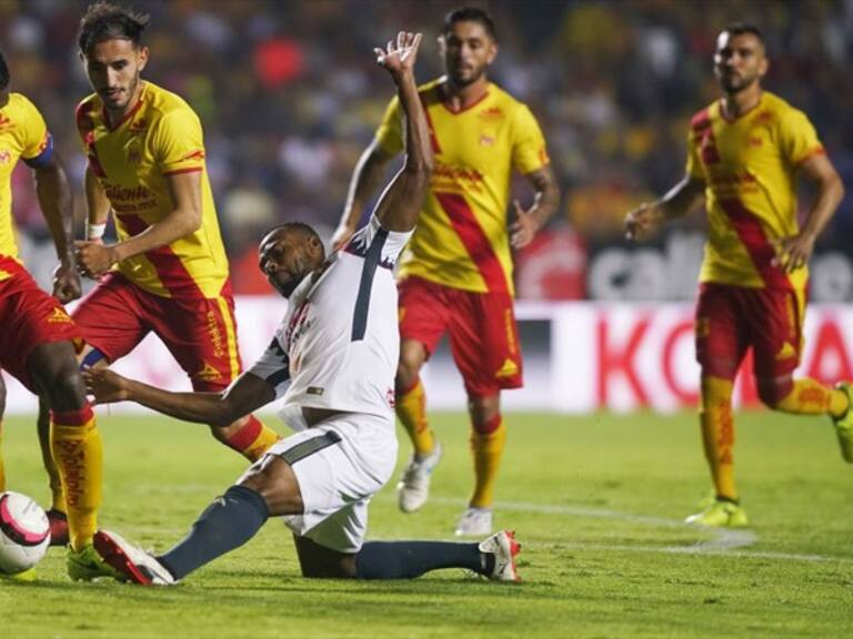 Jugadores disputan un balón. Foto: Getty Images