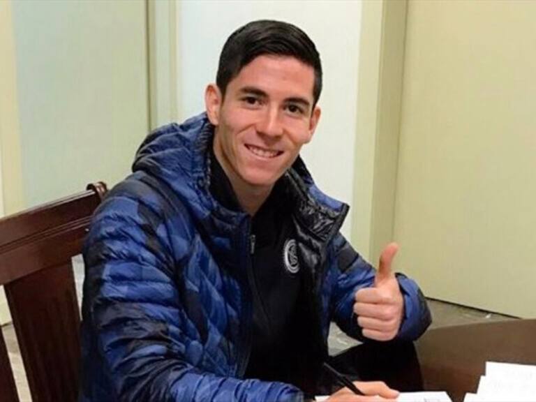 Marco Bueno firmando con el Everton . Foto: Twitter