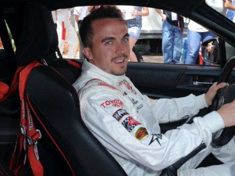 Frankie Muniz se convertirá en piloto en la Series de NASCAR