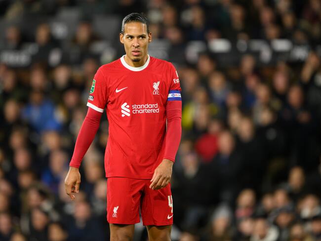 Van Dijk se mantiene al borde de salir del Liverpool