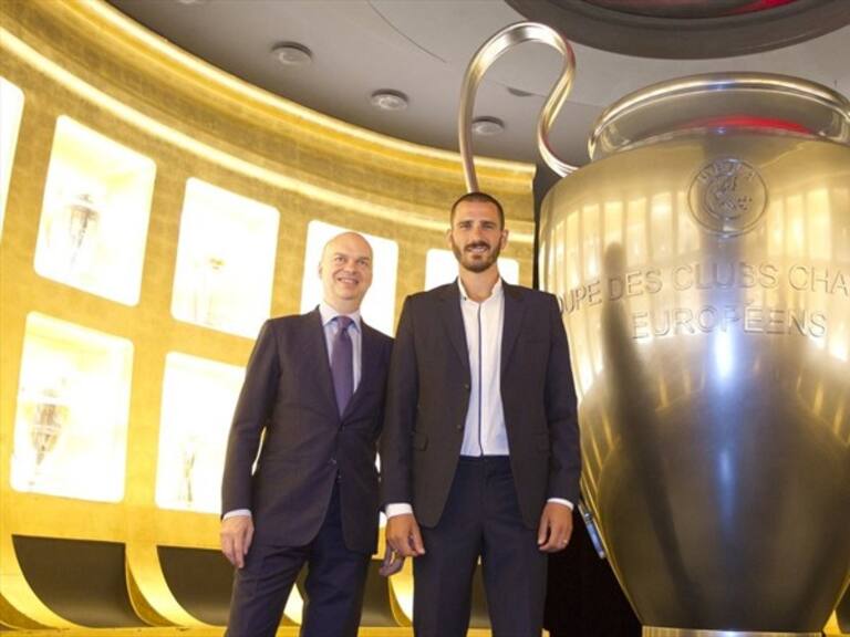 Bonucci posa con su nuevo club. Foto: Twitter
