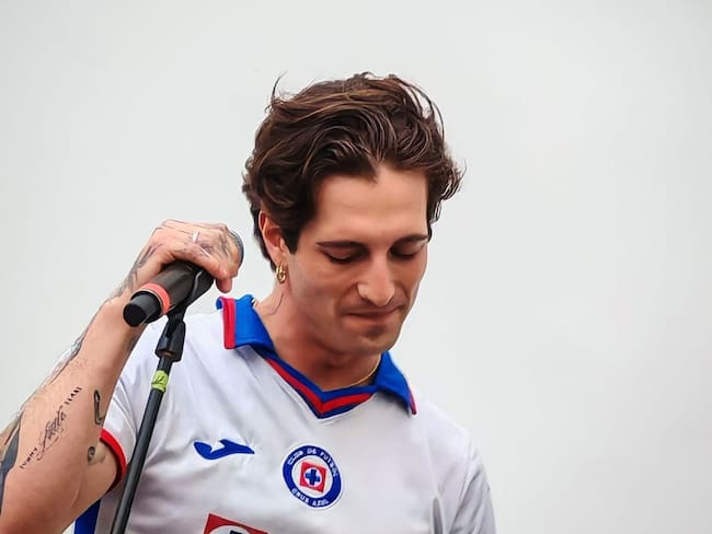 Damiano David, vocalista de Maneskin, causa euforia al portar la camiseta de Cruz Azul