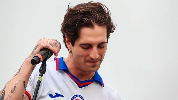 Damiano David, vocalista de Maneskin, causa euforia al portar la camiseta de Cruz Azul