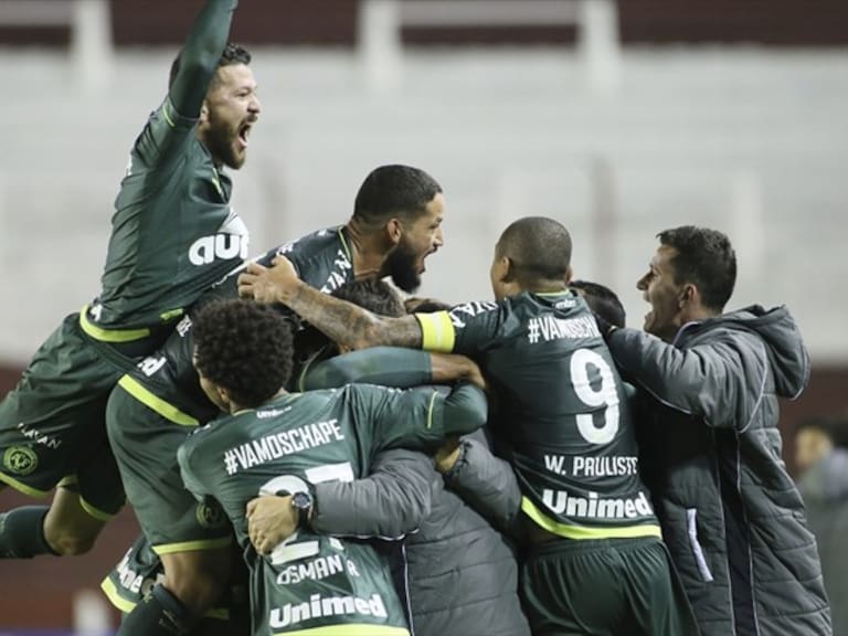 Los jugadores de Chapecoense celebran el gol del triunfo frente a Lanús. Foto: Getty