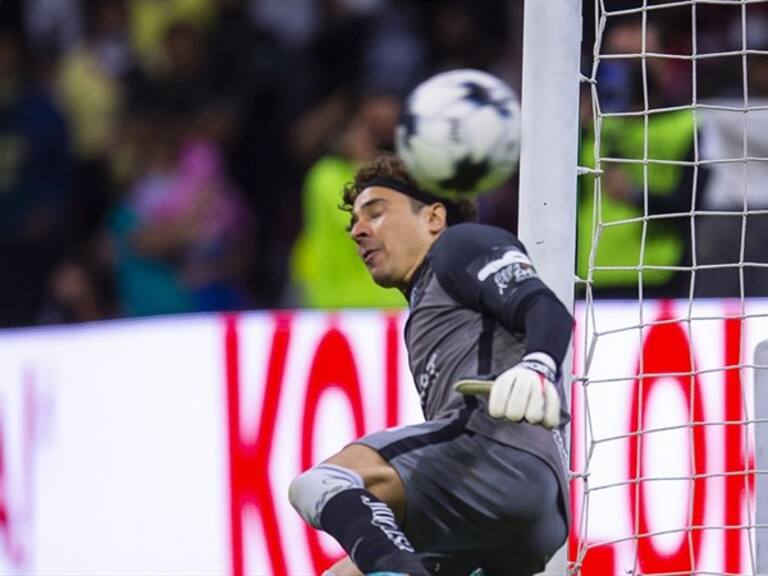 Guillermo Ochoa no pudo detener el penal. Foto: MexSport