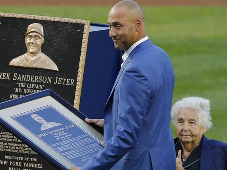 Jeter durante la ceremonia en medio de la doble cartelera ante Astros. Foto: Getty