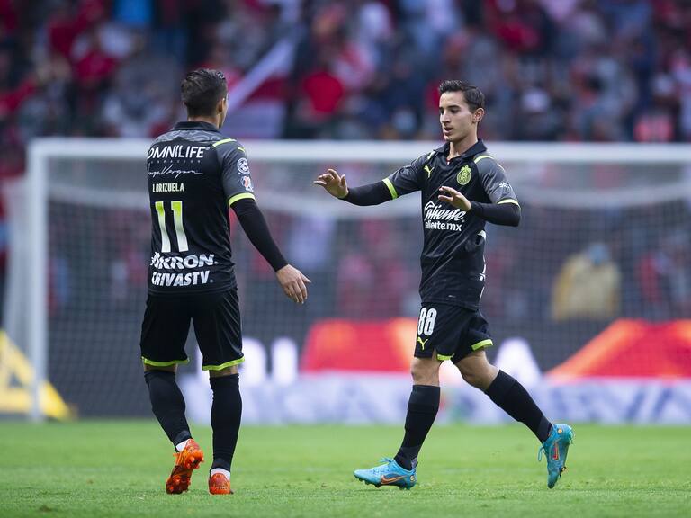 Chivas encontró en Pérez Bouquet a su posible goleador<br><br>
Isaac Brizuela y Sebastian Perez de Guadalajara durante el partido Toluca vs Guadalajara, correspondiente a la jornada 13 del Torneo Clausura Grita Mexico C22 de la Liga BBVA MX, en el Estadio Nemesio Diez, el 09 de Abril de 2022.