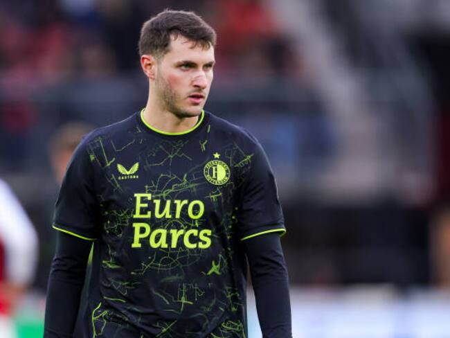 Santiago Giménez es criticado por la prensa neerlandesa, tras su mala racha de goles