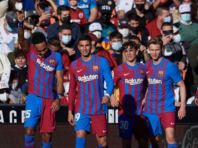 Barcelona golea al Valencia y sueña con Champions