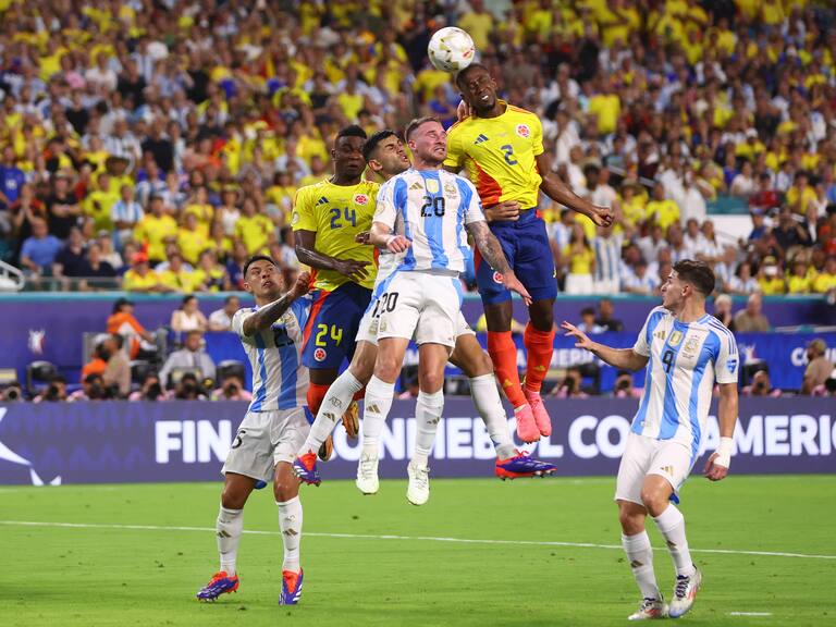 El penal clarísimo que no se marcó a favor de Colombia en el último minuto y que el VAR ni revisó VIDEO