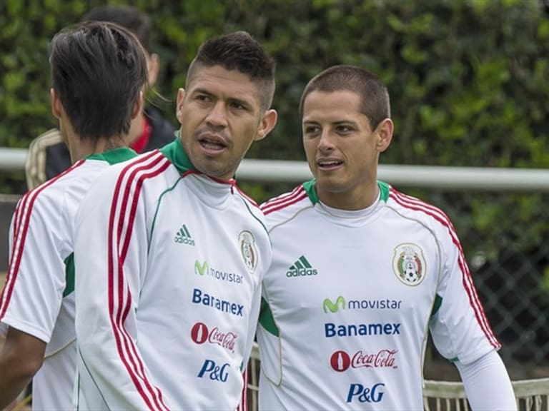 Oribe Peralta y Javier Hernández en un entrenamiento. Foto: Getty Images