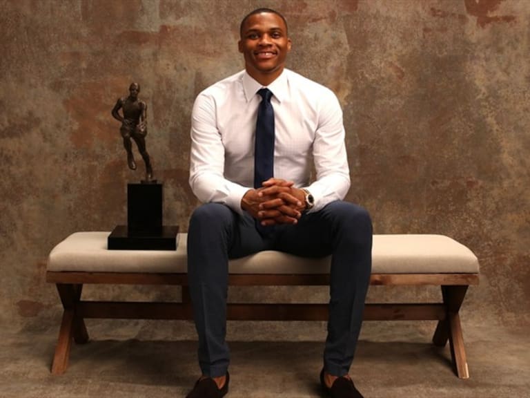 Westbrook con su trofeo durante la ceremonia. Foto: Getty Images