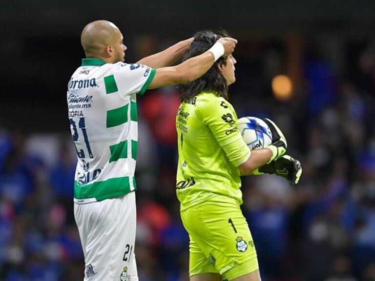 Acevedo realizó una cuádruple atajada para evitar el gol celeste. Foto: MexSport