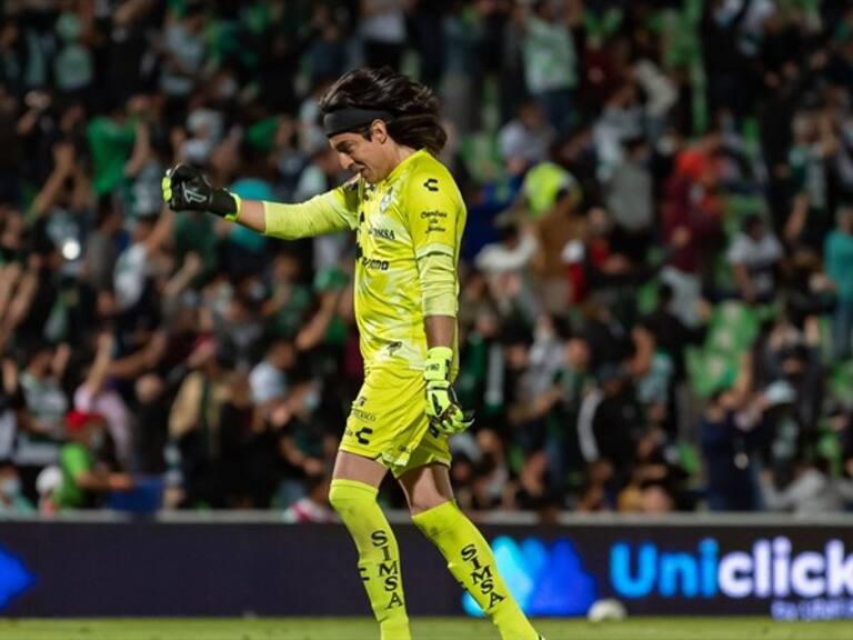 Carlos Acevedo durante festejando el gol de Santos. Foto: MexSport