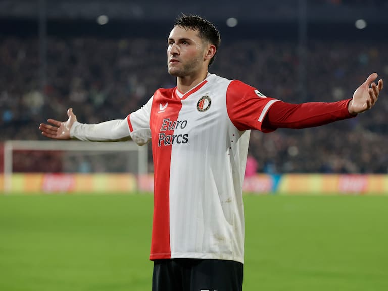 Santiago Giménez superó la cuenta de Hugo Sánchez, tras su doblete en Champions League