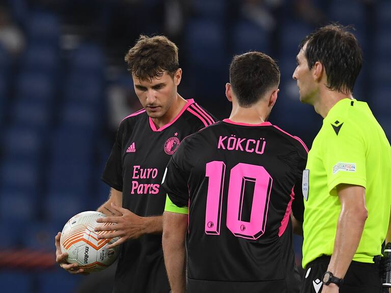 Santiago Giménez habla de la polémica luego de su cobro de penal