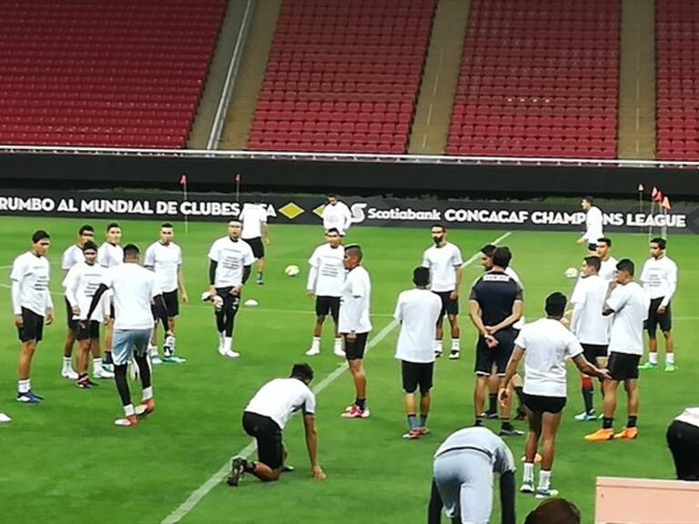 Chivas entrenó con una playera en contra de la directiva . Foto: Twitter