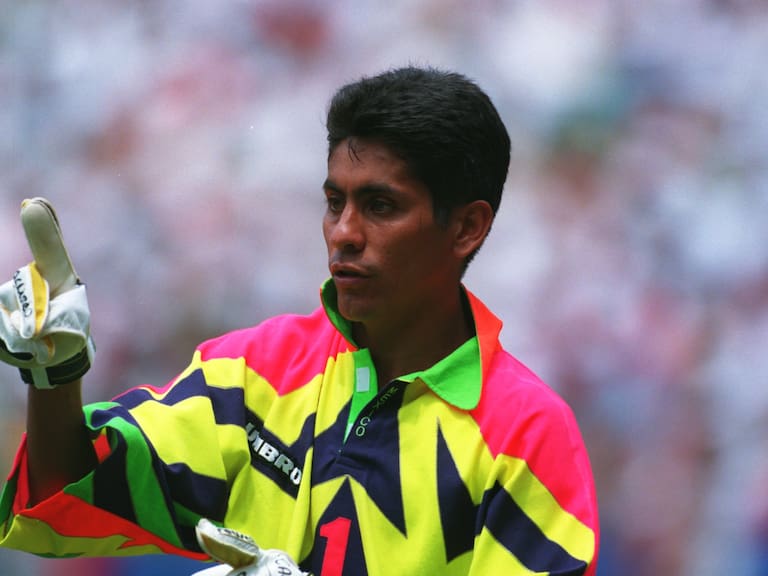 Jorge Campos es inmortalizado en París por su icónico uniforme que utilizó en los 90