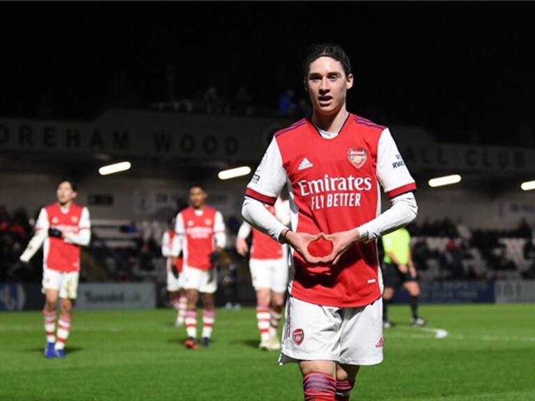 Marcelo Flores anotando gol con el Arsenal Sub-23. Foto: Getty