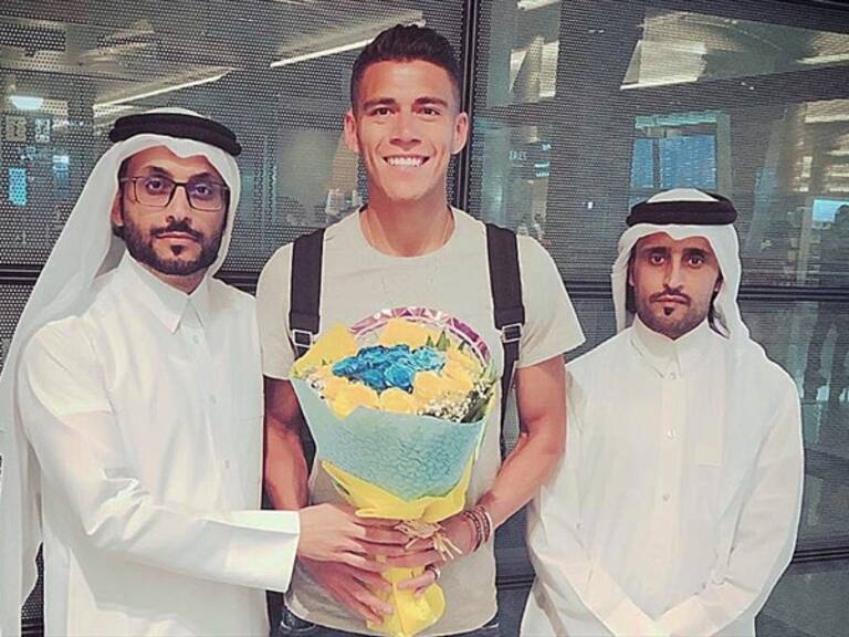 Héctor Moreno a su llegada a Qatar. Foto: @ALGHARAFACLUB