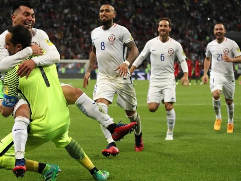 Claudio Bravo es felicitado por sus compañeros. Foto: Getty Images