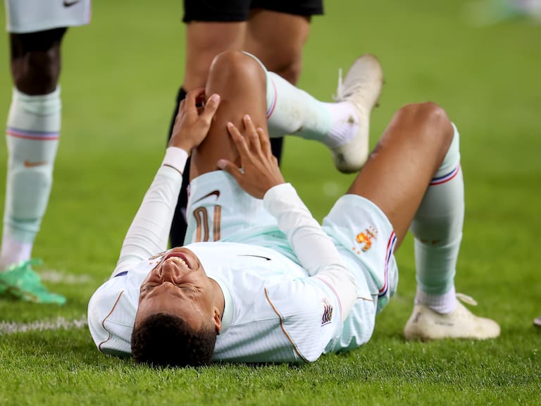 Kylian sufrió una hiperextensión en la rodilla izquierda
