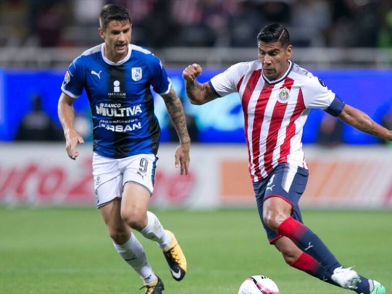 Jugadores disputan un balón . Foto: Getty Images