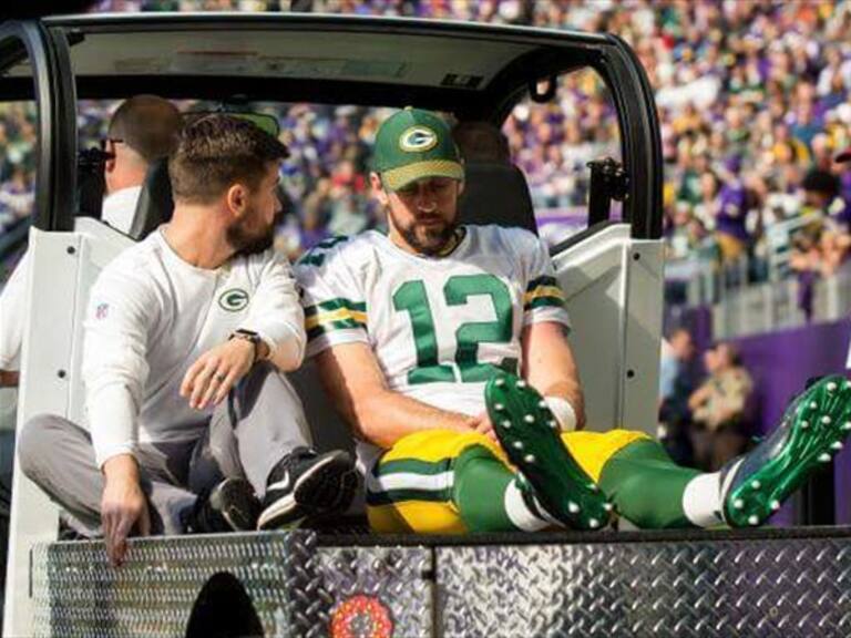 Aaron Rodgers sale lesionado. Foto: Twitter r
