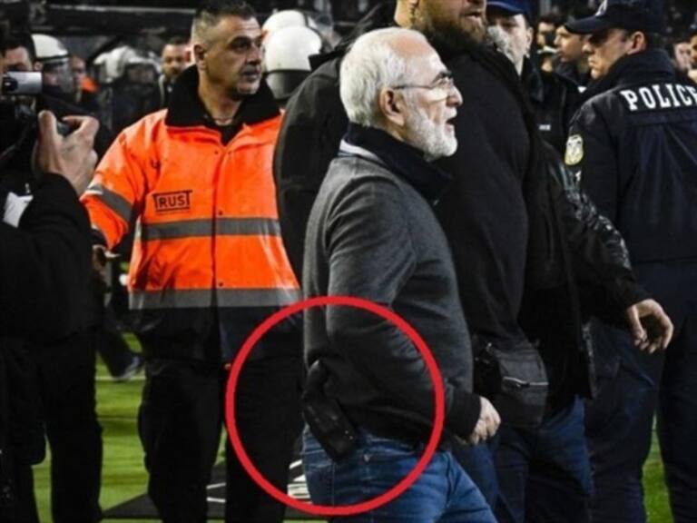 Presidente del PAOK invade el campo. Foto: