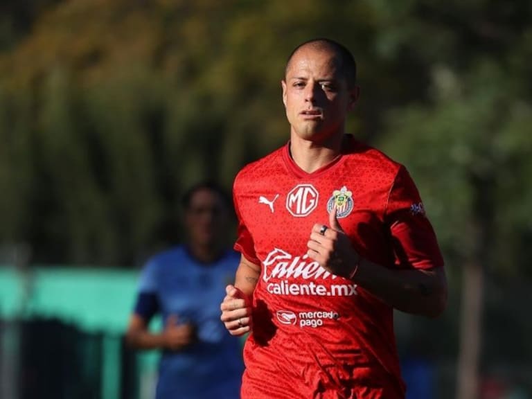 Chicharito Hernández cerca de su debut en Chivas