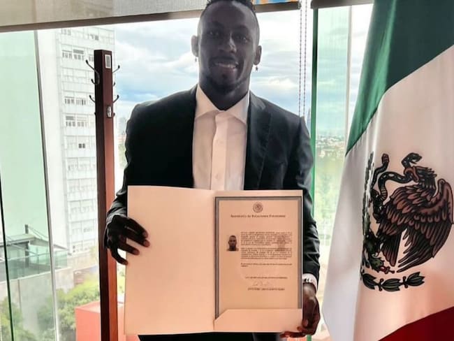 Julián Quiñones ya recibió su carta de naturalizado y ya podrá jugar con la Selección Mexicana