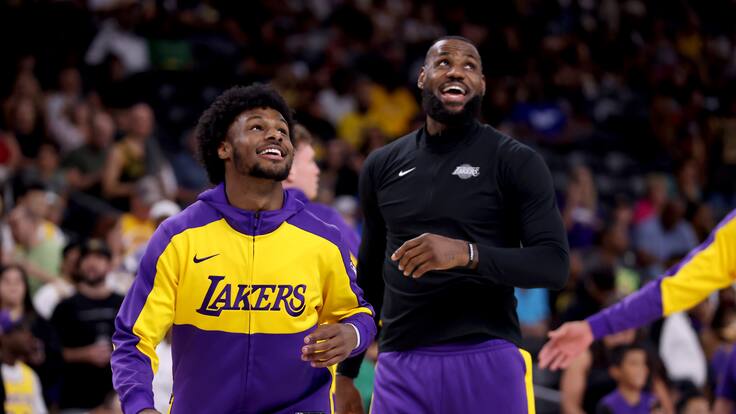 LeBron James y su hijo Bronny juegan juntos con los Lakers en pretemporada de la NBA
